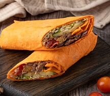 Шаурма из ломтиков говяжьего стейка в сырном лаваше