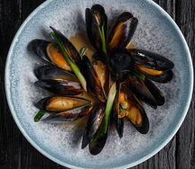 Мидии в раковинах в сливочном соусе