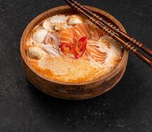 Суп Том ям с лососем