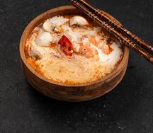 Суп Том ям с тигровой креветкой