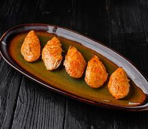 Запеченные мидии с спайси соусом  5шт