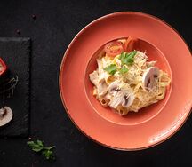 Паста с курицей и грибами