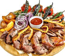 Запеченная баранья лопатка с овощами
