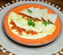 Европейский омлет с тостами