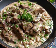 Тушеная куриная печень с гречей