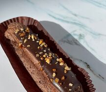 Пирожное Эклер с шоколадным заварным кремом и соленой карамелью