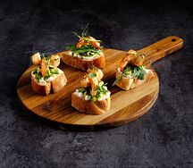 Брускетта с авокадо и креветкой