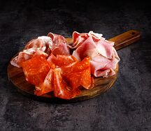 Мясная тарелка (3 вида мясных деликатесов)