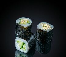 Мини-ролл с огурцом и кунжутом