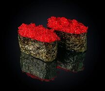 Гункан с красной тобико