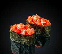 Гункан с лососем (острый)