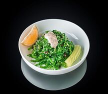 Салат Чука с ореховым соусом