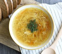 Суп-лапша на основе куриного бульона