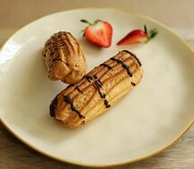 Эклер с заварным кремом