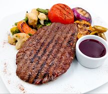 Стейк из говядины с овощами