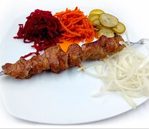 Шашлык cвинoй с маринованными овощами