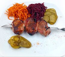 Свинина в беконе с маринованными овощами