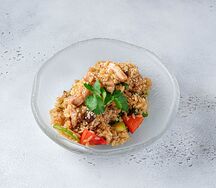 Жаренный рис с курицей и овощами