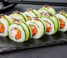 Ролл с лососем и огурцом
