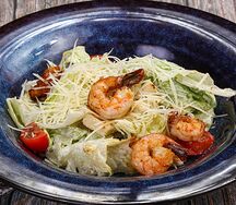 Салат Цезарь с креветками