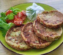 Кабачковые оладьи с сыром, со сметаной