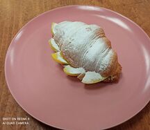 Круассан с нутэллой и сочными персиками