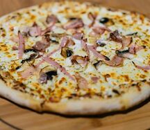 Пицца с курицей, ветчиной и грибами