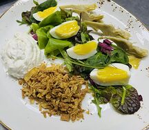 Салат с артишоком и луком фри