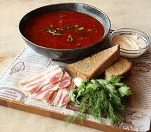 Борщ со сметаной, гренками и салом