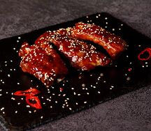 Свиные рёбра с луком фри в соусе BBQ