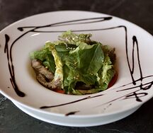 Тёплый салат с говяжьей вырезкой и овощами гриль