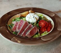 Салат с тунцом и яйцом пашот