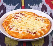 Пицца с колбасой