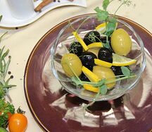 Маслины и оливки