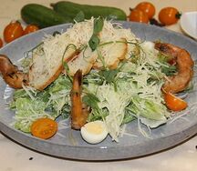 Салат Цезарь с креветками