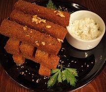 Чесночные гренки с белым соусом