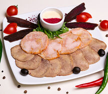 Ассорти из мясных деликатесов