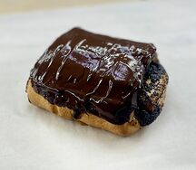 Булочка с маком Лакомка