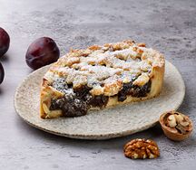 Пирог с черносливом и грецким орехом