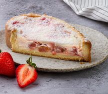 Пирог с клубникой и творогом