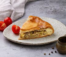 Пирог с говядиной, картофелем и луком