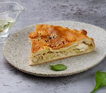 Пирог с курицей, картофелем и луком