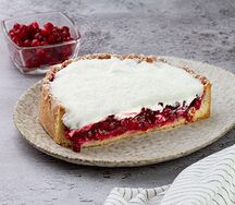 Пирог с брусникой, сметаной