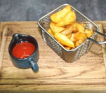Картофель по-деревенски с кетчупом