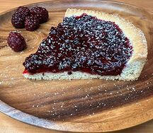 Кусок ежевичного пирога