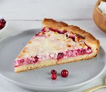 Сладкий пирог с брусникой и творогом