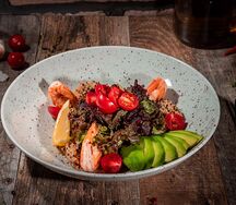 Салат с киноа, авокадо и креветками