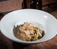 Феттуччине с курицей, грибами и соусом песто