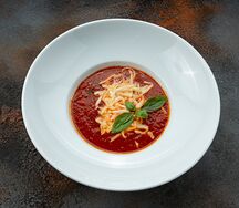 Томатный суп с креветками и сыром Моцарелла