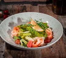 Салат с слабосоленым лососем и креветками